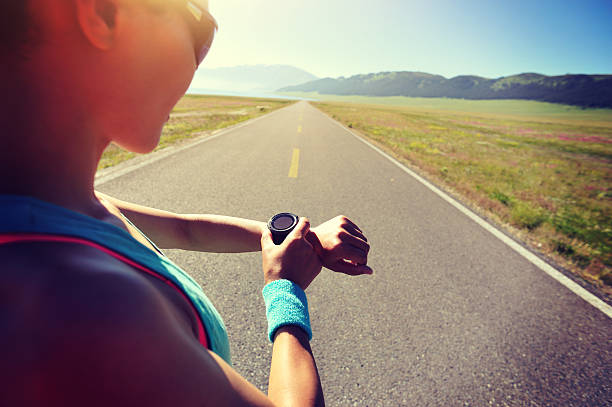 corredor pronto para executar set relógio esporte inteligente - gps watch - fotografias e filmes do acervo