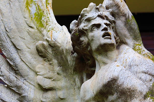 angelo caduto che guarda al cielo, sfondo nero, cimitero di recoleta - seraphim foto e immagini stock