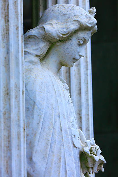 madonna bella angelo e fiori colonne di marmo, cimitero recoleta - new life death cemetery flower foto e immagini stock