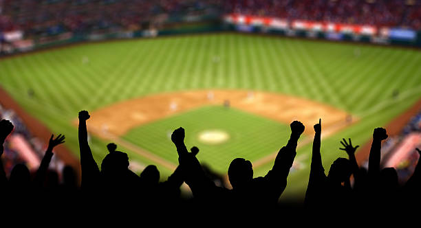 emoción de béisbol - campo de béisbol fotografías e imágenes de stock