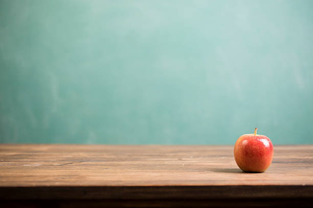 maçã vermelha e lousa da escola na mesa de madeira. - back to school blackboard education apple - fotografias e filmes do acervo