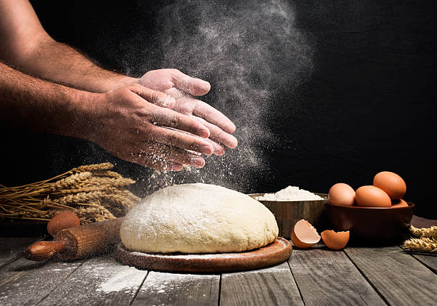 człowiek robi chleb - makes the dough zdjęcia i obrazy z banku zdjęć