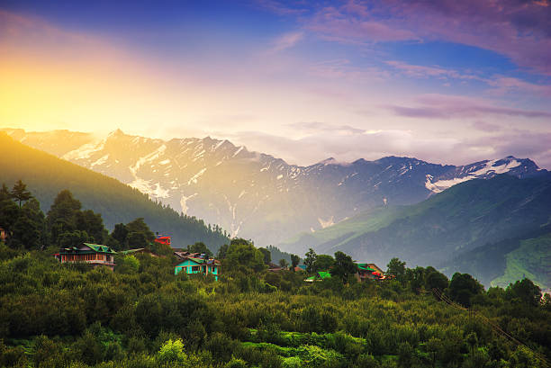 город манали - himalayas cloud mountain peak cloudscape стоковые фото и изображения