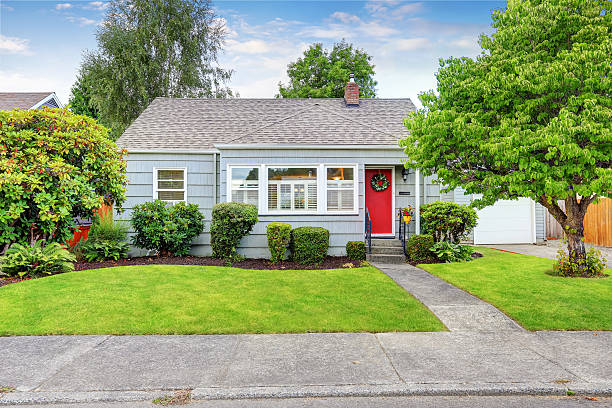 exterior of small american house with blue paint - grass area fotos imagens e fotografias de stock