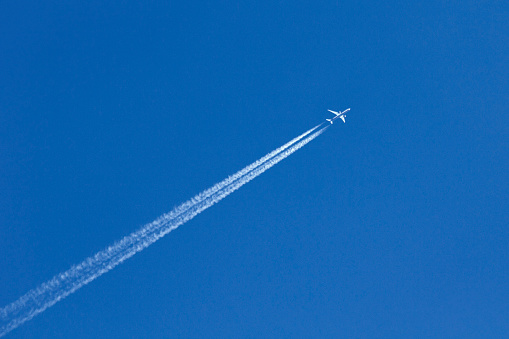 Blanco avión en el cielo azul traza photo