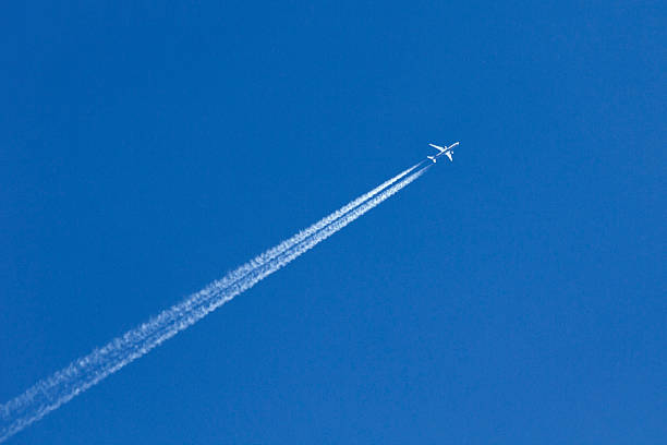 blanc avion sur ciel bleu trace - cirrus cloud white fluffy photos et images de collection