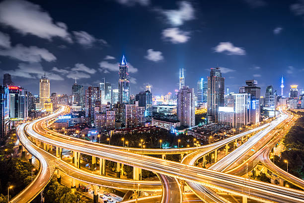 shanghai highway por la noche - shanghai car speed driving fotografías e imágenes de stock