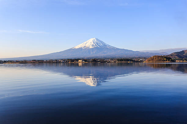 istock Mount fuji at Lake kawaguchiko. 589546160