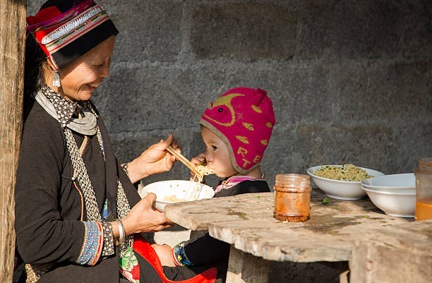 h'mong family - hmong imagens e fotografias de stock