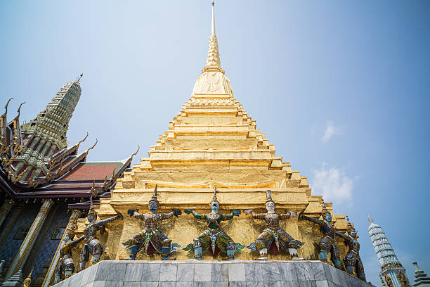 giganti colorati tailandesi - editorial thailand spirituality gold foto e immagini stock