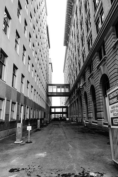 istock Alleyway between buildings in Hartford, CT 589561652