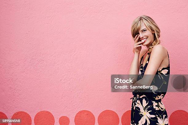 Hermosa Mujer En Rosa Foto de stock y más banco de imágenes de Retrato - Retrato, Fondo rosa, Modelo de modas