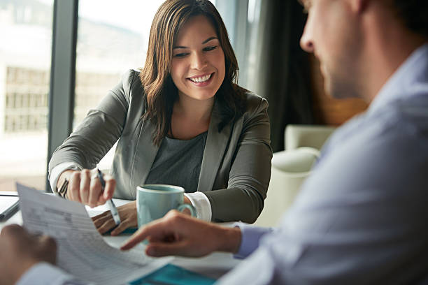 sie haben eine gute geschäftsbeziehung  - business meeting cheerful success businessman stock-fotos und bilder