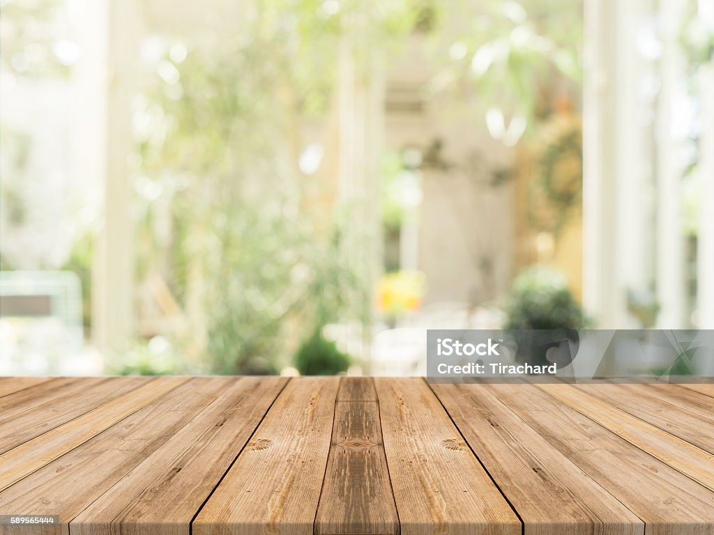 Tavola in legno vuoto tavolo sfocatura nel caffè negozio. - Foto stock royalty-free di Sfondi