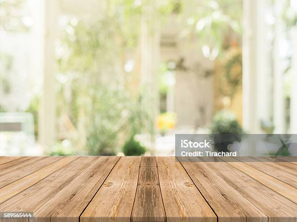 Tavola In Legno Vuoto Tavolo Sfocatura Nel Caffè Negozio - Fotografie stock e altre immagini di Sfondi