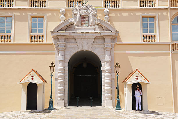 モナコの王子の住居で勤務中のガード。 - monte palace ストックフォトと画像