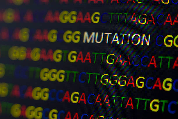dna-sequenz mit farbigen buchstaben auf schwarzem hintergrund, die mutation enthält - deformiert stock-fotos und bilder