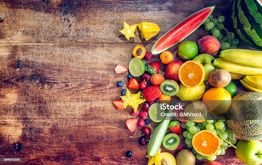 Enorme Gruppo di frutta fresca su sfondo in legno - Foto stock royalty-free di Albicocca