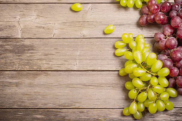 uvas em uma mesa de madeira - table grape imagens e fotografias de stock