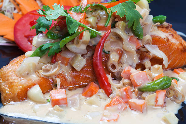 nourriture fusion de saumon de poisson frit avec style de nourriture thaïlandaise - gourmet salad dinner prepared fish photos et images de collection