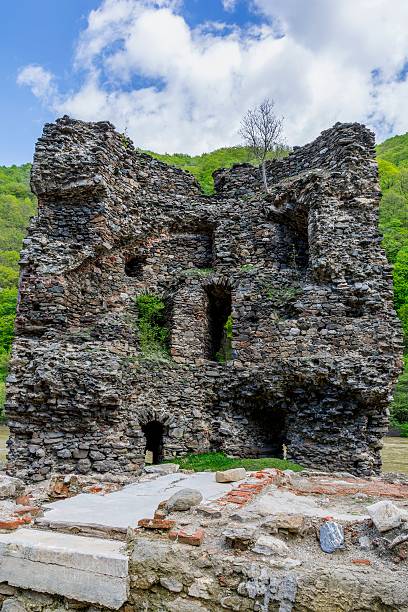 istock Medieval broken tower.The custom-house on Olt river in Carpathian mountains. 589939296