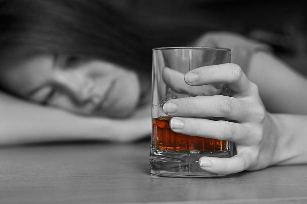 pijany kobieta - narcotic teenager alcohol alcoholism zdjęcia i obrazy z banku zdjęć