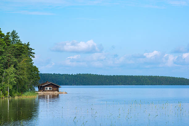 cabana de madeira e lago - red cottage small house imagens e fotografias de stock