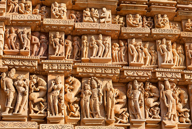 słynna świątynia w khajuraho, indie - khajuraho india sexual activity temple zdjęcia i obrazy z banku zdjęć