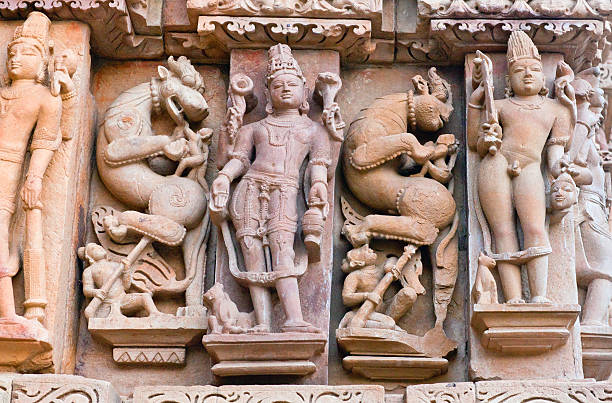 słynna świątynia w khajuraho, indie - khajuraho india sexual activity temple zdjęcia i obrazy z banku zdjęć