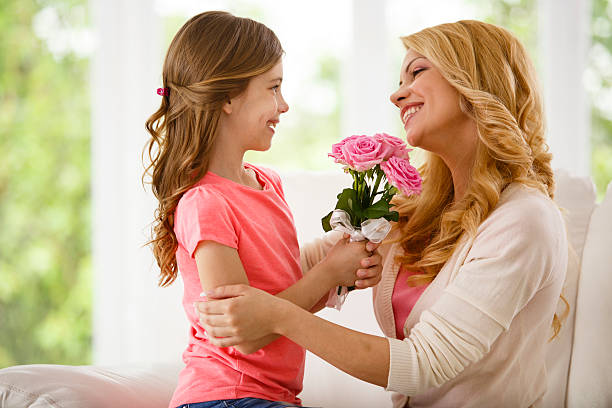 madre e figlia con bouquet di fiori - mothers day mother single flower family foto e immagini stock