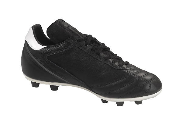 zapato de fútbol aislado - botas de fútbol fotografías e imágenes de stock