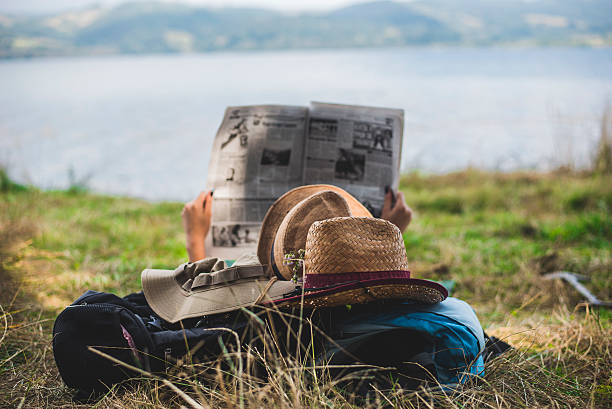 lesen der zeitung - paper tag stock-fotos und bilder