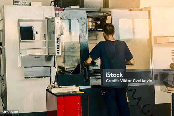 Operador De Fresadora Cnc En Taller De Herramientas Foto de stock y más banco de imágenes de Acero - iStock Operador De Fresadora Cnc En Taller De Herramientas Foto de stock y más banco de imágenes de Acero - iStock