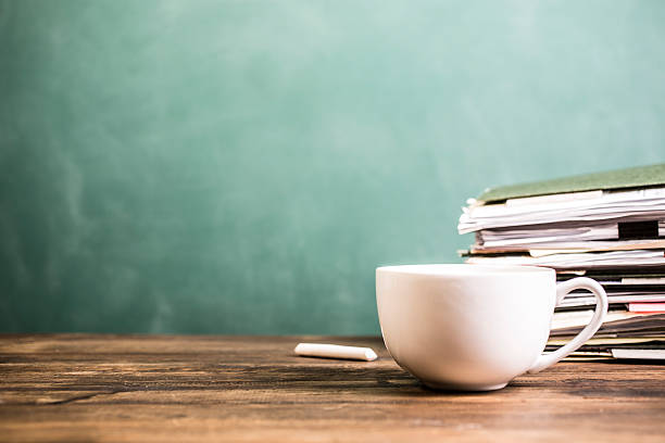 caneca de café, papéis empilhados na mesa da escola dos professores com lousa. - blackboard back to school green picture frame - fotografias e filmes do acervo