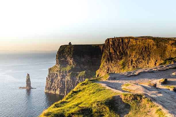 noite sobre cliffs of moher, co. clare, irlanda - republic of ireland cliffs of moher panoramic cliff - fotografias e filmes do acervo