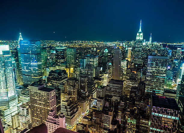 nueva york vista de los edificios de la ciudad por la noche - manhattan dusk new york state sunrise fotografías e imágenes de stock