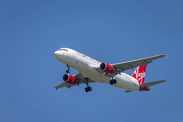 aereo della compagnia aerea virgin america che atterra all'aeroporto di san francisco - virgin america foto e immagini stock