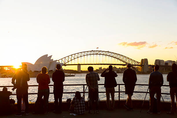 coucher de soleil à sydney hrabour avec opera house et harbour bridge - sydney harbor bridge sydney opera house vertical australia photos et images de collection