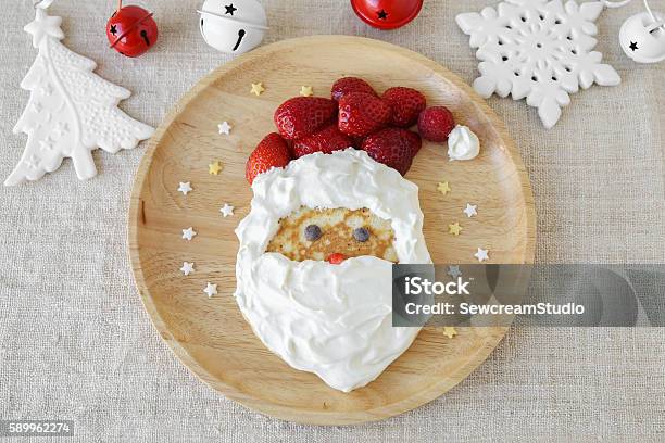 Spaß Hausgemachte Santa Pfannkuchenfrühstück Für Kinder Stockfoto und mehr Bilder von Frühstück