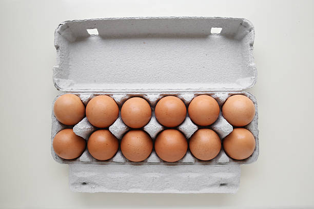 дюжина яиц в упаковке - dozen eggs food eggs horizontal стоковые фото и изображения