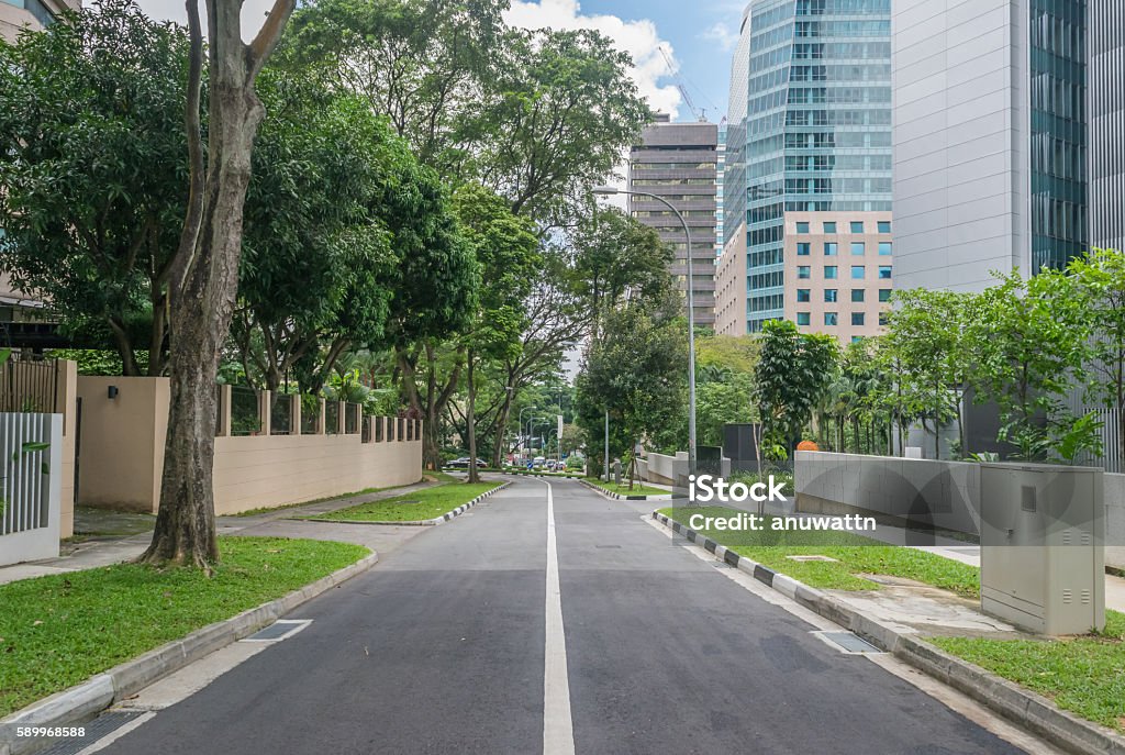 Stadtstraße Nachbarschaftsansicht mit grünen Bäumen - Lizenzfrei Republik Singapur Stock-Foto