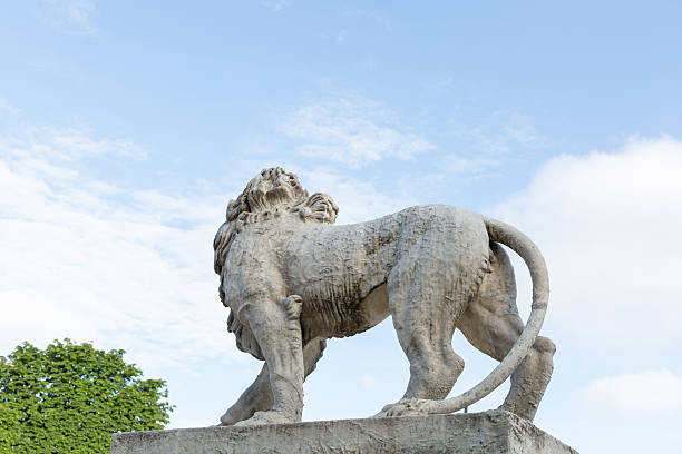 istock sculpture in Le Jardin du Luxembourg, Paris 589969168