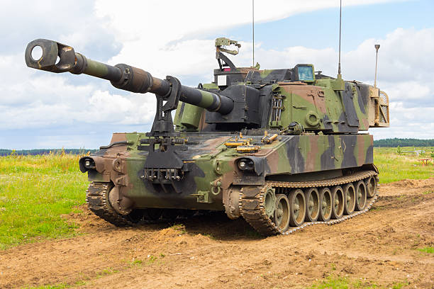 american howitzer stands on a battlefield - military us military tank land vehicle imagens e fotografias de stock