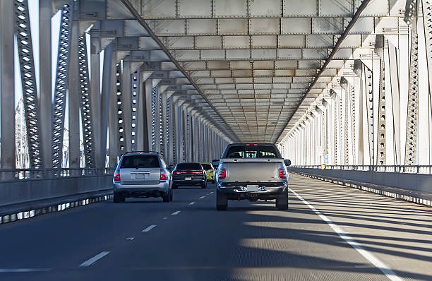 samochody w richmond-san rafael bridge, kalifornia - richmond san rafael bridge zdjęcia i obrazy z banku zdjęć