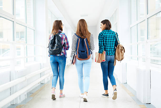 возвращаются домой  - university education walking teenage girls стоковые фото и изображения