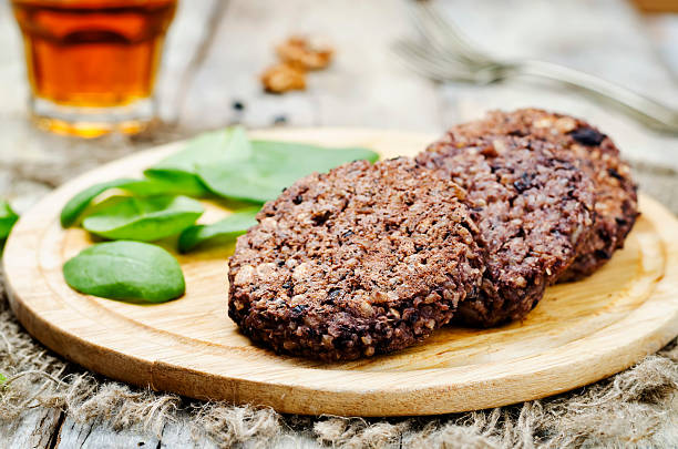 frijoles negros hamburguesas de avena de nuez de arroz integral con espinacas - hamburguesa vegetariana fotografías e imágenes de stock