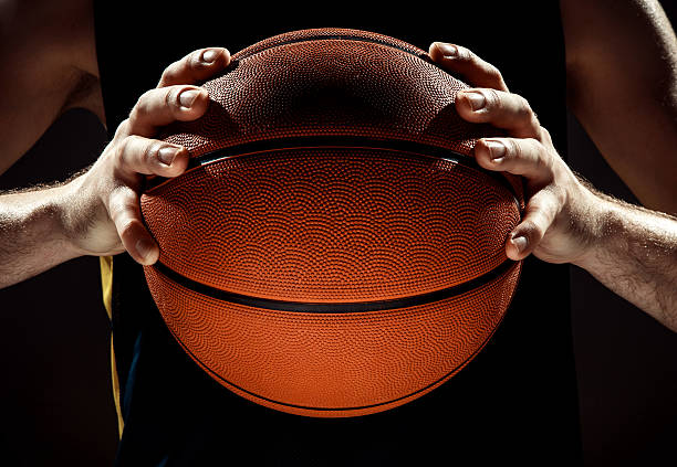 바구니 공을 들고 농구 선수의 실루엣 보기 - basketball hoop 이미지 뉴스 사진 이미지
