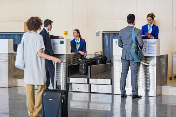 geschäftsleute, die am flughafen einchecken - check in stock-fotos und bilder