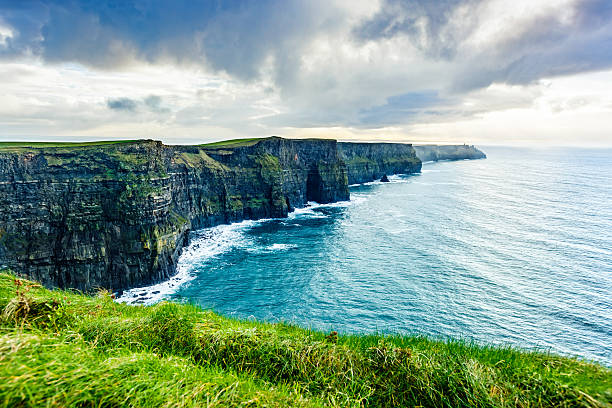 cliffs of moher, irland - republic of ireland cliffs of moher panoramic cliff stock-fotos und bilder
