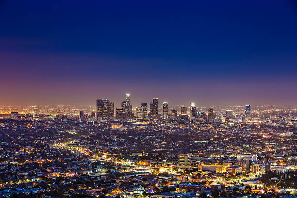 skyline di los angeles di notte, california, usa - city of los angeles city life cityscape night foto e immagini stock